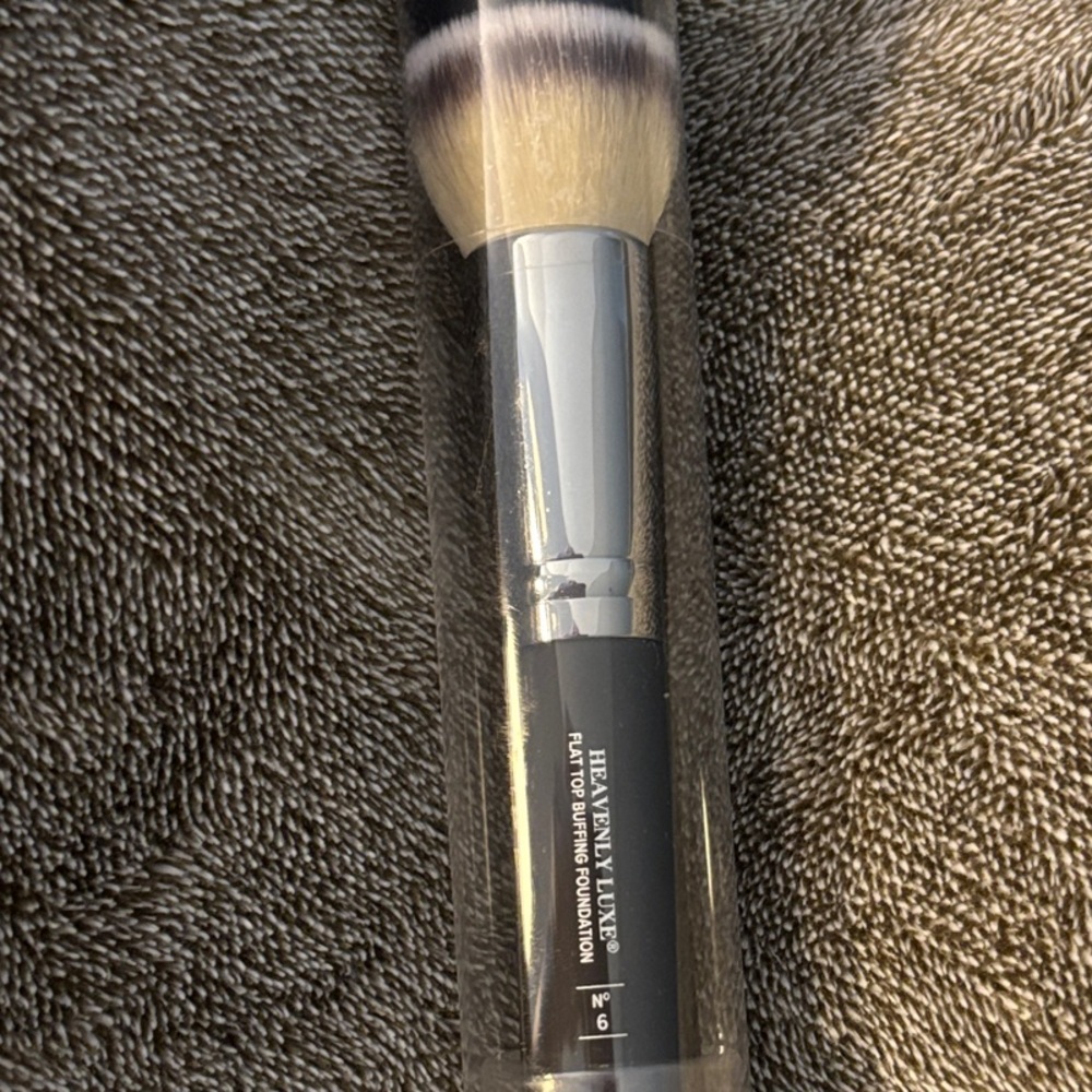 IT Cosmetics Flat Top Buffing Foundation Brush - Black and Silver